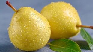 新鲜带水珠的黄皮梨子