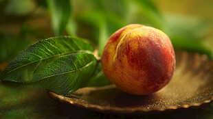 盘上鲜桃伴绿叶