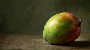 单颗多彩芒果静物特写