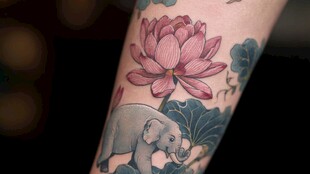 手臂上的莲花与大象纹身