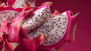 切开的红心火龙果特写