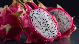 新鲜切开的火龙果特写