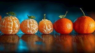 剥壳与完整橘子的视觉呈现