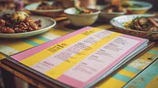 餐桌上的菜单与美味佳肴