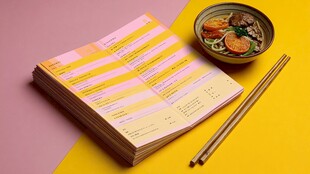 堆叠菜单与美味面食场景