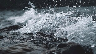 海浪拍打礁石瞬间