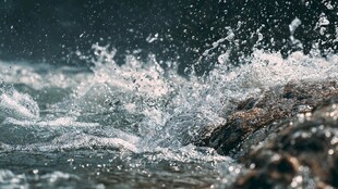 海浪拍击礁石溅起水花