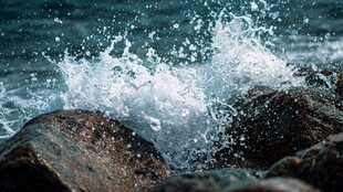 海浪拍打礁石的瞬间