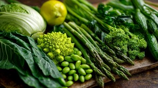 新鲜多样的绿色蔬菜组合