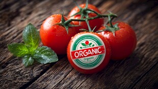 有机番茄摆于古朴木面