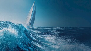 海上帆船破浪前行