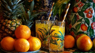 热带风情果汁与新鲜水果