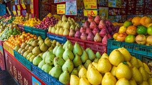 缤纷多彩的水果摊位陈列