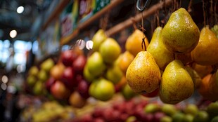 超市中悬挂的新鲜梨子