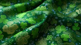 翠绿三叶草花纹丝绸面料