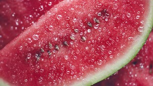 水润多汁的新鲜红瓤西瓜