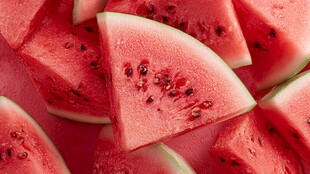 鲜红多汁的美味西瓜切片