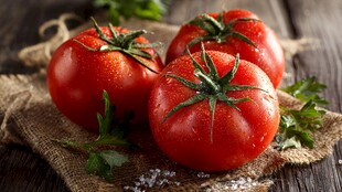 新鲜西红柿置于麻布与木桌