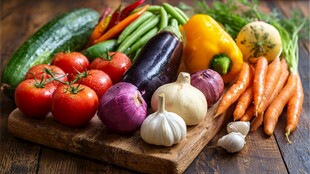 多彩新鲜蔬菜摆于木砧板