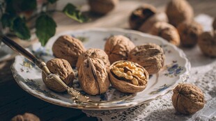 复古盘中的美味核桃