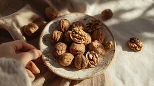 手捧盘中核桃温馨场景