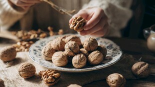 手剥核桃 品味自然美味