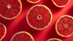 红底上的多汁西柚切片