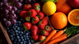 多彩新鲜水果与胡萝卜组合