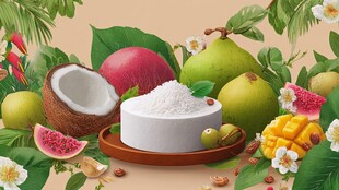 热带水果环绕的粉状食品