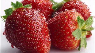 新鲜带露草莓诱人呈现