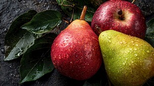 新鲜带露梨与苹果静物图