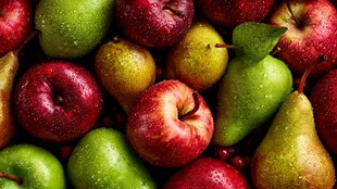 多彩苹果与梨的鲜果组合