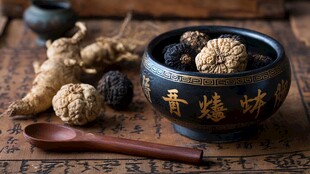 传统中药材展示于古朴器皿