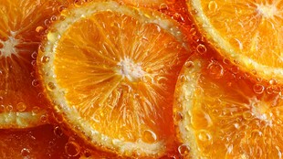 橙子切片泡在气泡水中