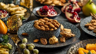 丰盛坚果与多样美食拼盘