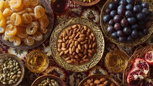 多样干果与鲜果的丰盛组合