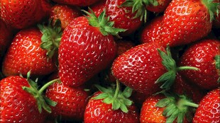 饱满鲜红的草莓堆叠