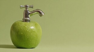 青苹果上的创意水龙头