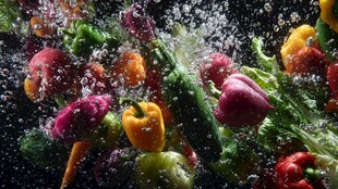 多彩蔬菜水中飞溅瞬间