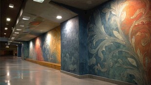 走廊绚丽壁画艺术景观