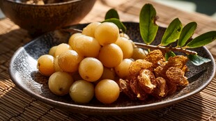 盘中黄皮果及干果特写