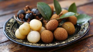 木盘上的多样美味热带水果