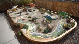 庭院中的恐龙主题景观