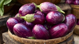 木篮中紫润饱满的新鲜茄子