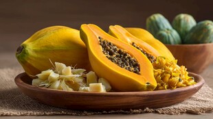 木盘上的新鲜木瓜及切块