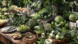 新鲜多样蔬菜摆满木桌