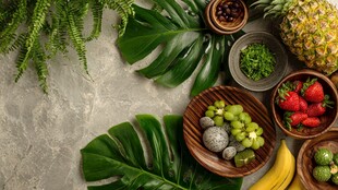 热带果蔬与绿植的清新组合