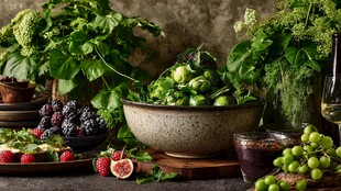 新鲜果蔬与绿植的美妙组合