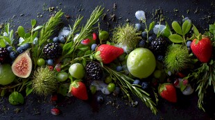 多彩鲜果与绿植精致组合