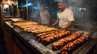 夜市烤肉摊的烟火气